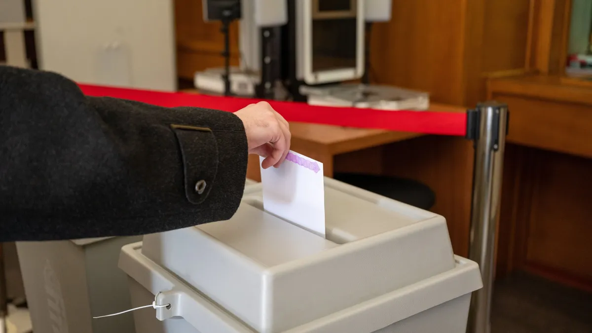  lezárult a levélszavazatok előzetes összesítése (Illusztráció)Kolozsvár, 2026. április 12.Egy férfi leadja levélszavazatát az országgyűlési választáson Magyarország kolozsvári főkonzulátusán 2026. április 12-én.MTI/Kiss Gábor