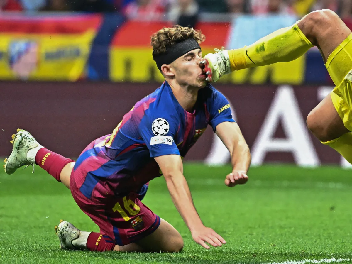 Barcelona's Spanish midfielder #16 Fermin Lopez (L) collides with Atletico Madrid's Argentine goalkeeper #01 Juan Musso during the UEFA Champions League quarter final second leg football match between Club Atletico de Madrid and FC Barcelona at Metropolitano Stadium in Madrid on April 14, 2026. (Photo by Javier SORIANO / AFP)