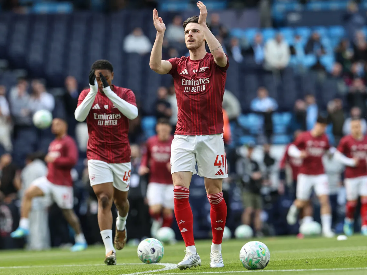 Arsenal's English midfielder #41 Declan Rice (C) applauds the fans as he warms up before the start of the English Premier League football match between Manchester City and Arsenal at the Etihad Stadium in Manchester, north west England, on April 19, 2026. (Photo by Darren Staples / AFP) / RESTRICTED TO EDITORIAL USE. No use with unauthorized audio, video, data, fixture lists, club/league logos or 'live' services. Online in-match use limited to 120 images. An additional 40 images may be used in extra time. No video emulation. Social media in-match use limited to 120 images. An additional 40 images may be used in extra time. No use in betting publications, games or single club/league/player publications. /