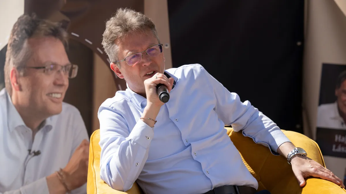 Gödöllő, 2026. április 5.
Hankó Balázs kultúráért és innovációért felelős miniszter az Igyunk egy kávét, őszinte beszélgetések Hankó Balázzsal című kötetének bemutatóján a Gödöllői Királyi Kastély parkjában 2026. április 5-én. A könyv egy beszélgetős podcast-sorozat sajtó alá rendezett formája, amelyben beszélgetések vannak tudósokkal, sportolókkal, színészekkel, közéleti személyiségekkel.
MTI/Lakatos Péter