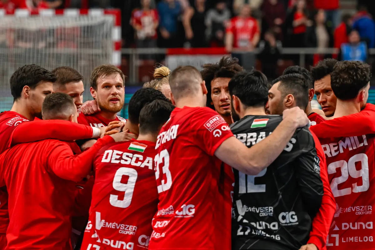 Veszprém, 2026. április 1.
A One Veszprém HC játékosai a férfi kézilabda Bajnokok Ligája negyedöntőjébe jutásért játszott One Veszprém HC - Paris Saint-Germain mérkőzés után a One Veszprém Arénában 2026. április 1-jén. A mérkőzést az One Veszprém HC nyerte 32-24-re.
MTI/Vasvári Tamás