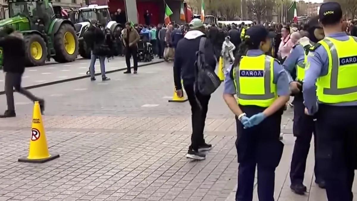 A helyi képes tudósításokban látható, hogy számos írországi nagyvárosban szinte teljesen megbénult a közlekedés az üzemanyagárak miatt demonstrálók fellépése miatt