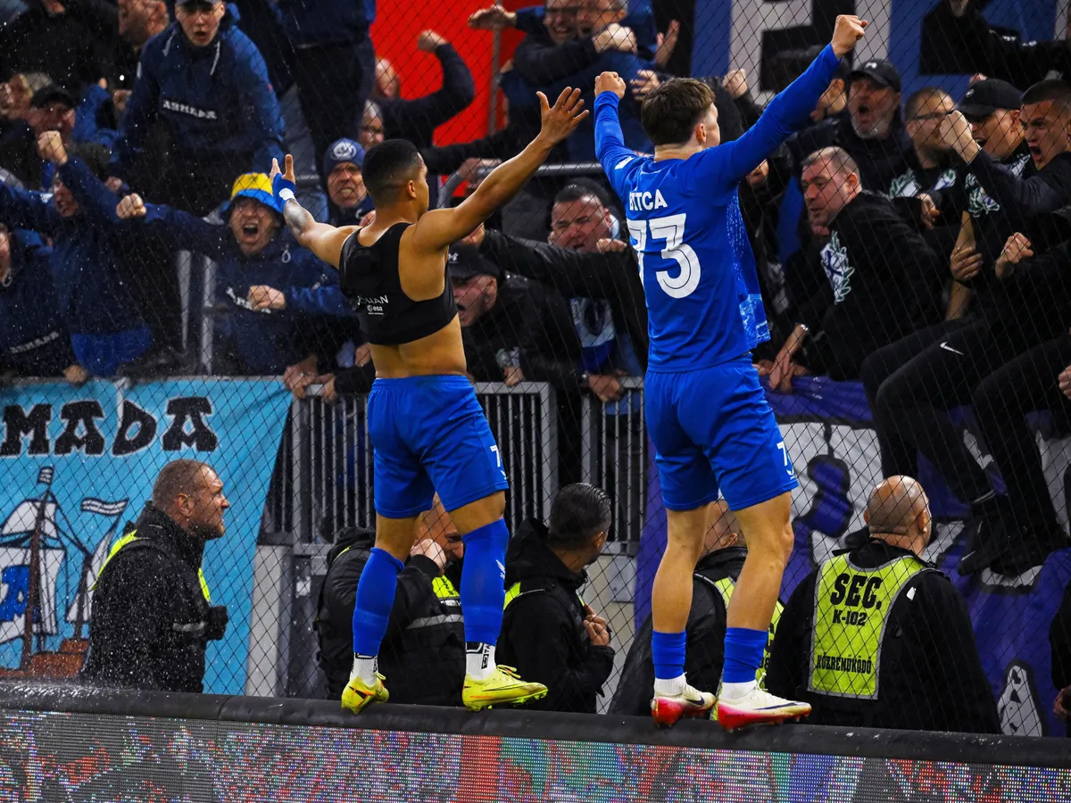 Budapest, 2026. április 21.
A gólszerző Joao Victor Vieira Ferreira Sousa, a Zalaegerszeg játékosa (b) ünnepel, mellette csapattársa, Stefan Bitca a labdarúgó MOL Magyar Kupa elődöntőjében játszott Budapest Honvéd FC - Zalaegerszegi TE FC mérkőzésen a Bozsik Arénában 2026. április 21-én.
MTI/Purger Tamás