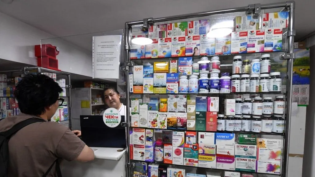 gyógyszer A woman with cancer asks for oncology drugs to a pharmacist in a pharmacy in Bishkek, on July 23, 2025. Like many people affected by serious illness in ex-Soviet Central Asia, Almagul Ibrayeva is having trouble finding medicine in her native Kyrgyzstan. The shortages, the high prices and the poor quality of medicine affect many of the region's 80 million inhabitants. (Photo by VYACHESLAV OSELEDKO / AFP)