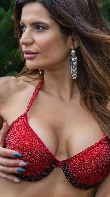 Dávid Petra megvillantotta szexi dekoltázsát