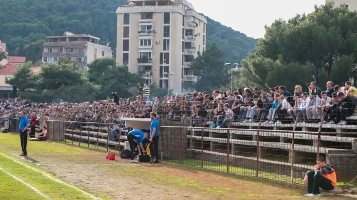 Focimeccs közben omlott le a lelátó a szurkolók alatt