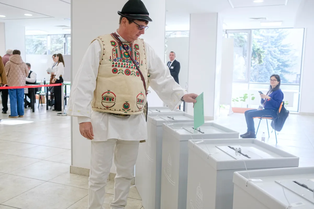 Csíkszereda, 2026. április 12.
Csángó népviseletbe öltözött férfi leadja szavazatát az országgyűlési választáson a csíkszeredai főkonzulátus által a Sapientia Erdélyi Magyar Tudományegyetem épületében kialakított szavazókörben 2026. április 12-én.
MTI/Veres Nándor