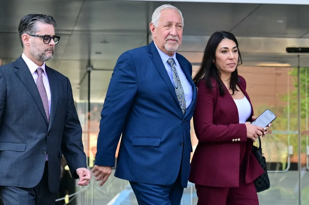 Mark Geragos (középen) és Alexandra Kazarian (jobbra), Jasveen Sangha védőügyvédei megérkeznek a Los Angeles-i bíróság épületéhez a Matthew Perry halála miatt indított per tárgyalására – Fotó: FREDERIC J. BROWN / AFP