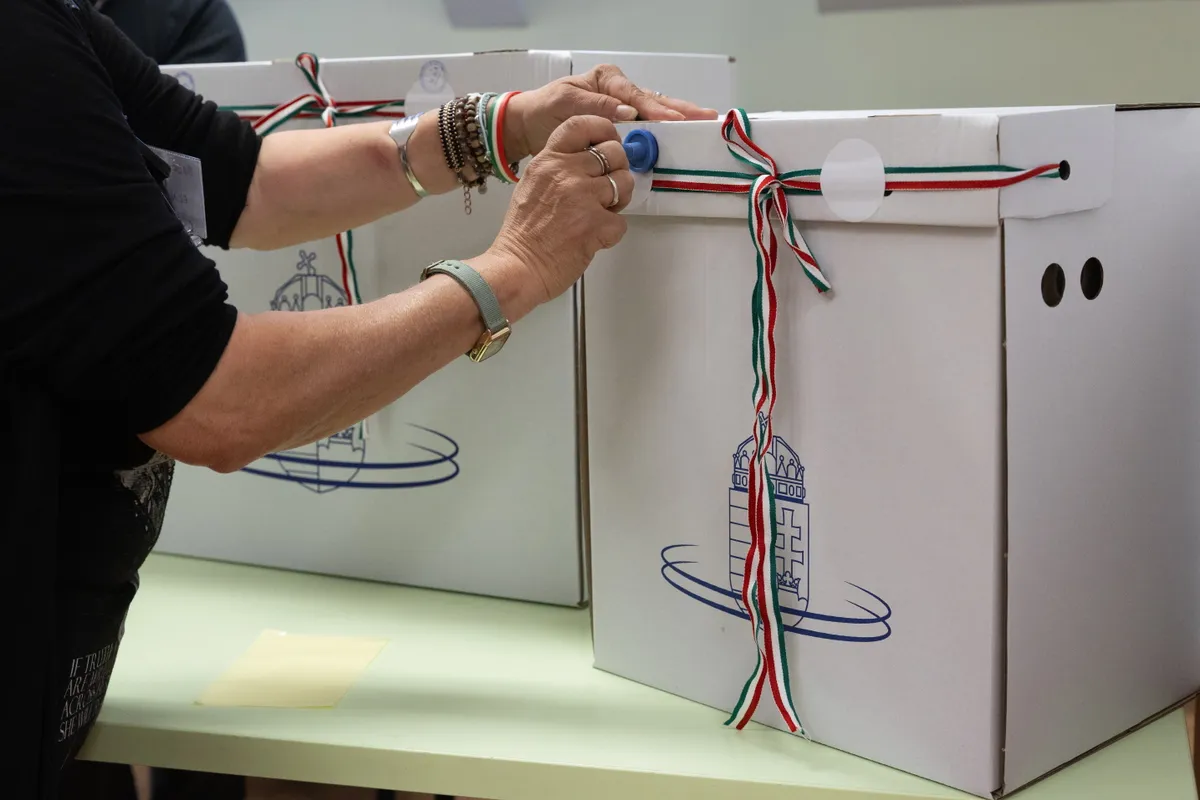 Dunakeszi, 2026. április 12.
Urnazárás az országgyűlési választáson Dunakeszin, a Kinizsi Sportklubban kialakított szavazókörben 2026. április 12-én.
MTI/Kocsis Zoltán