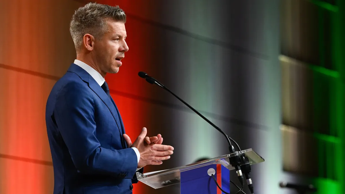 Magyar Péter nemzetközi sajtótájékoztatót tart az országgyűlési választásokat követően a Hungexpo Kongresszusi Központban (Fotó: Hegedüs Róbert / MTI Fotószerkesztőség)