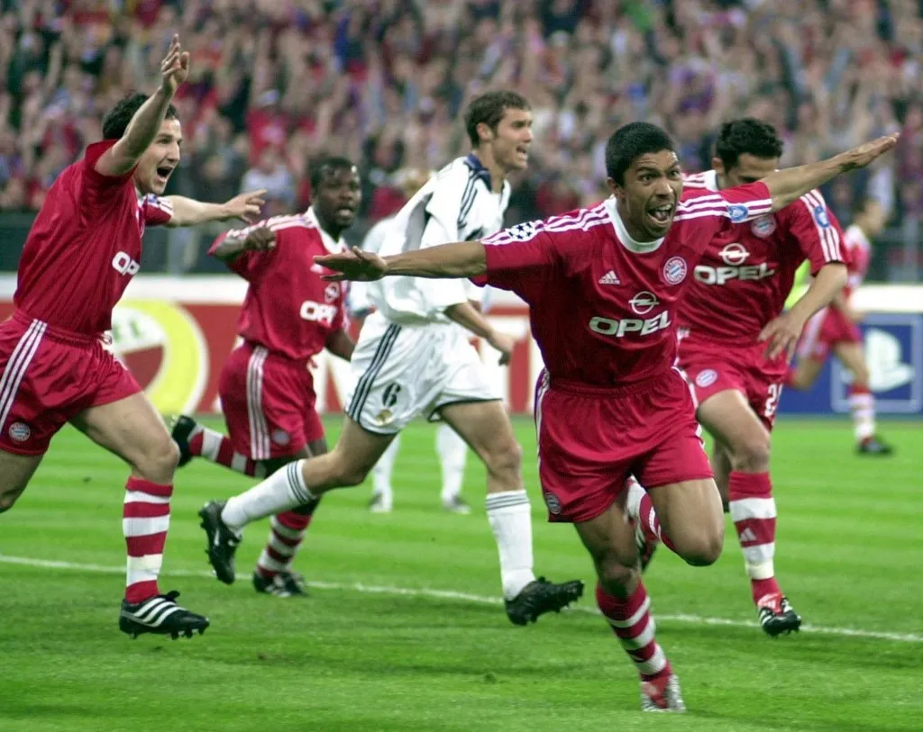 Bayern Munich's Brazilian forward Giovane Elber celebrates after scoring the 1-0 lead against Real Madrid in the UEFA Champions' League, semi final second leg match at the Olympic stadium in Munich, 09 May 2001. AFP PHOTO/EPA/DPA/SCHRADER (Photo by SCHRADER / dpa Picture-Alliance via AFP)