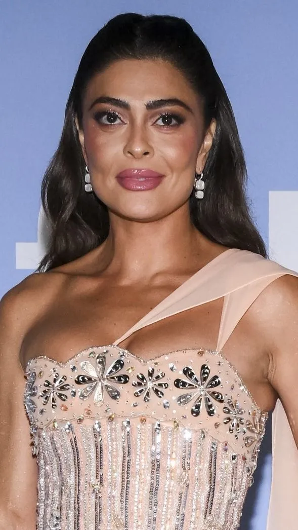 Juliana Paes, a telenovella-sztár olyan képeket posztolt, amiken a ruha csak jelzésértékű – mutatjuk a dögös képeit