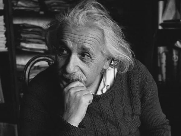 Albert Einstein alkotta meg az általános relativitáselméletet, illetve a téridő fogalmát