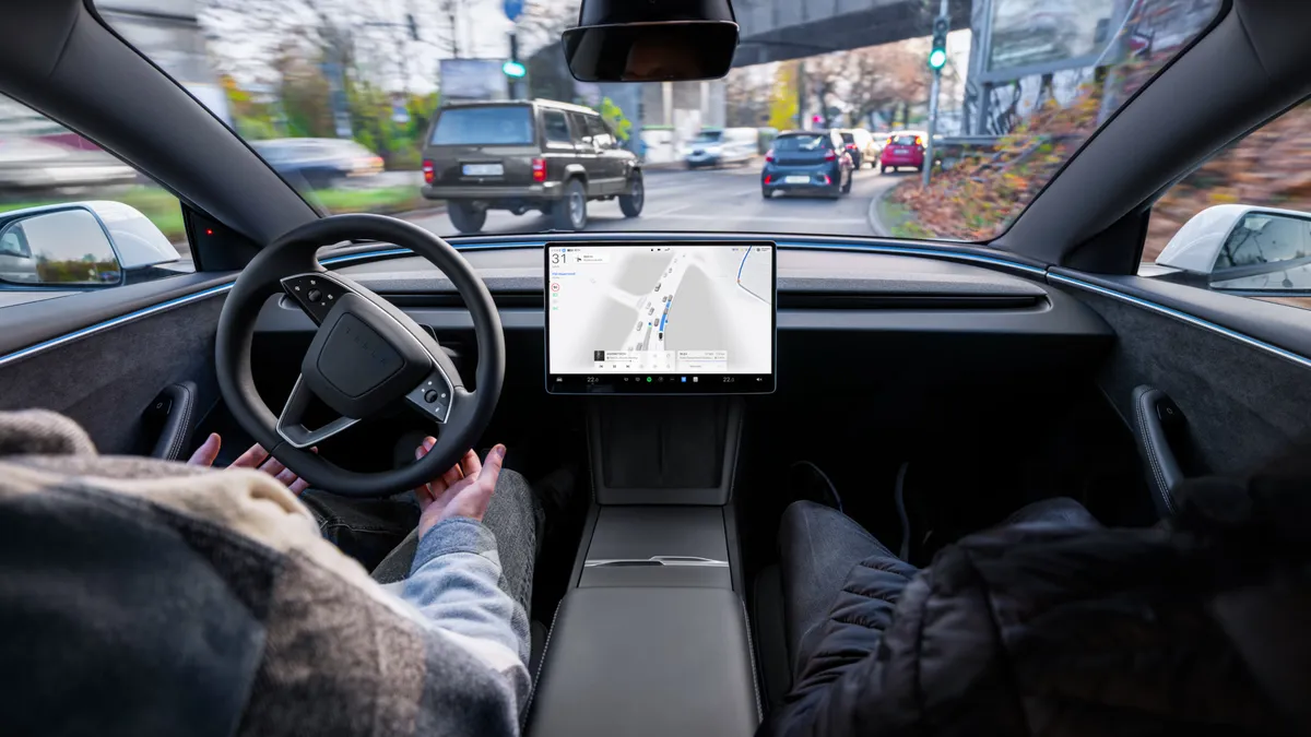 Mindig késznek kell lenni az embernek, hogy átvegye az irányítást a Tesla FSD-től.