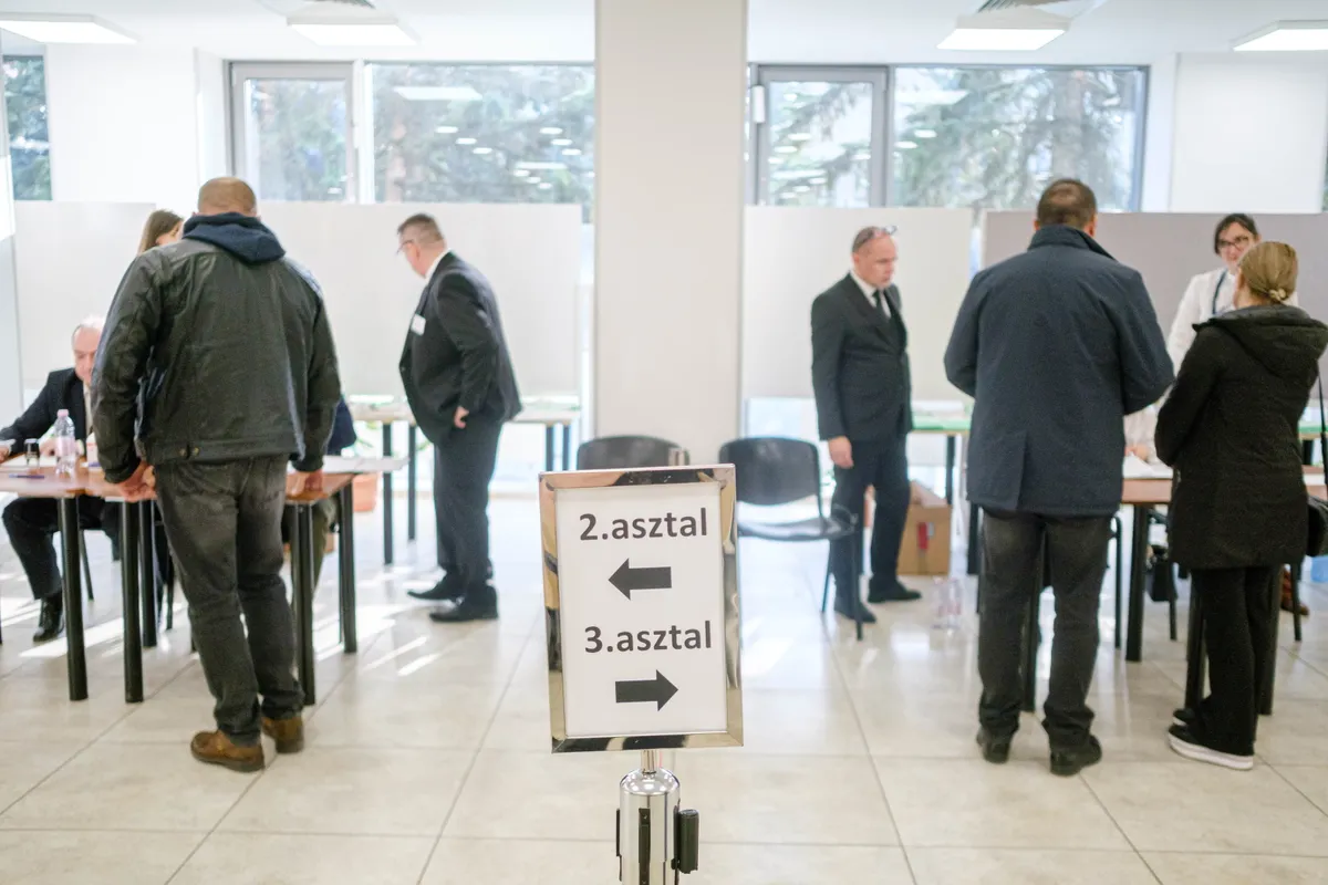 Csíkszereda, 2026. április 12.
Szavazók az országgyűlési választáson a csíkszeredai főkonzulátus által a Sapientia Erdélyi Magyar Tudományegyetem épületében kialakított szavazókörben 2026. április 12-én.
MTI/Veres Nándor