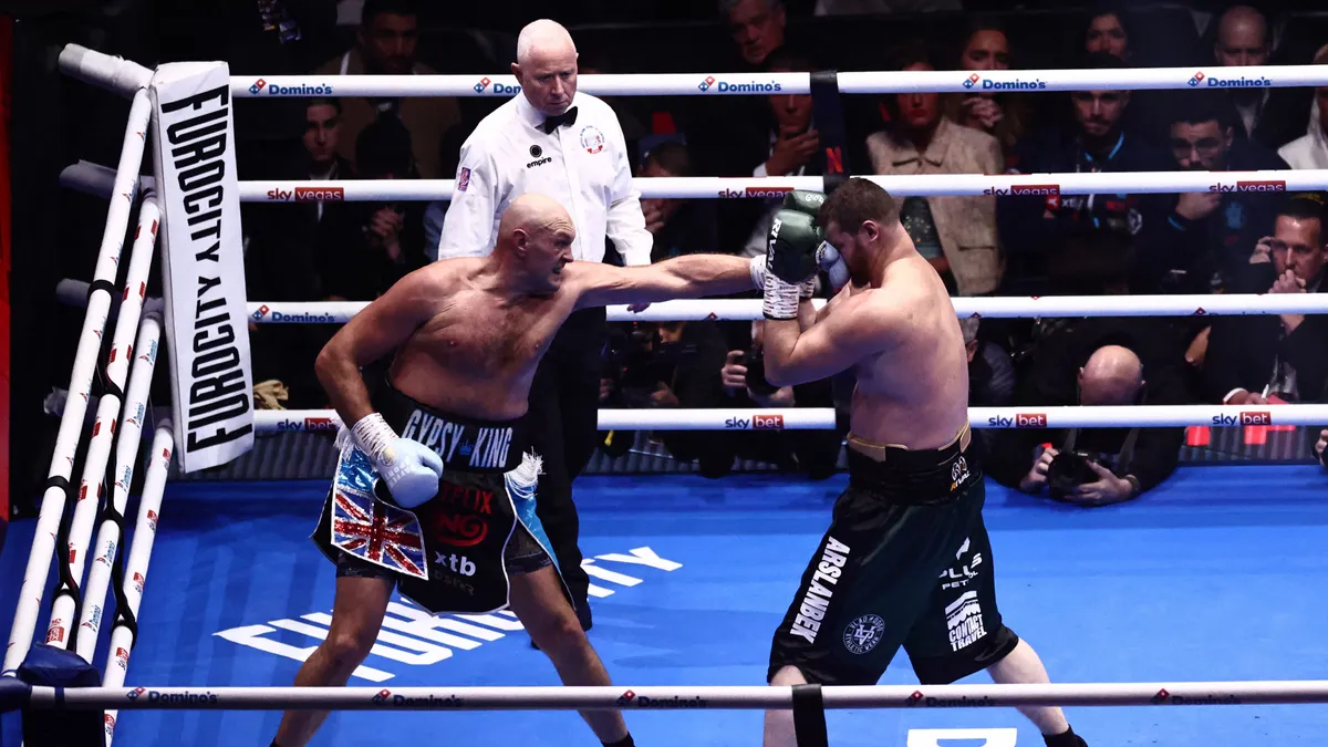 Tyson Fury (bal oldalon) végre összecsaphat Anthony Joshuával