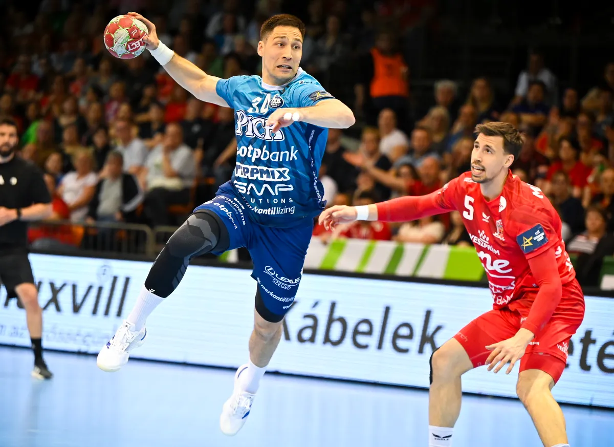 Győr, 2026. április 18.
Lazar Kukic, a Szeged (b) és Ivan Martinovic, a Veszprém játékosa a férfi kézilabda Magyar Kupa elődöntőjében játszott One Veszprém HC - OTP Bank-Pick Szeged mérkőzésen a győri Audi Arénában 2026. április 18-án.
MTI/Krizsán Csaba
