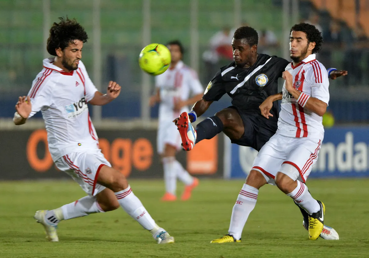 A Berekum Chelsea játékosa, Emmanuel Clottey (középen) a Zamalek futballistáival küzd a labdáért a két csapat korábbi Bajnokok Ligája-csoportmérkőzésén, Kairóban. A Chelsea gyászol a fegyveres támadást követően Fotó: KHALED DESOUKI / AFP
