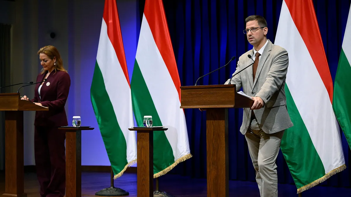 Budapest, 2026. április 2.
Gulyás Gergely, a Miniszterelnökséget vezető miniszter és Vitályos Eszter kormányszóvivő a Kormányinfó sajtótájékoztatón a Karmelita kolostorban 2026. április 2-án.
MTI/Bodnár Boglárka