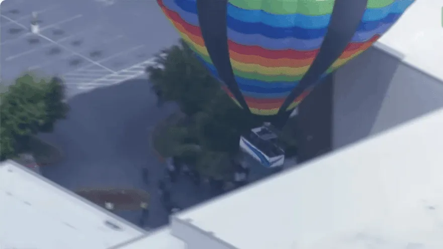 A hőlégballon baleset drámai pillanata: az elszabadult ballon kaszinónak és villanyvezetéknek ütközött az erős szél miatt.