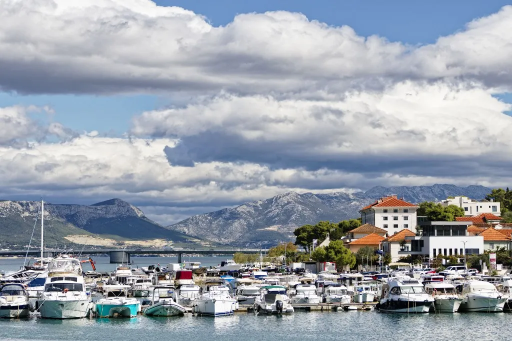 Croatia, Dalmatia, Dalmatian coast, Trogir, view of the Trogir marina on the Ciovo peninsula (Photo by DAMARIN Vincent / hemis.fr / hemis.fr / Hemis via AFP), Az Adria térségében uralkodo bóra széljárás nagyon veszélyes tud lenni