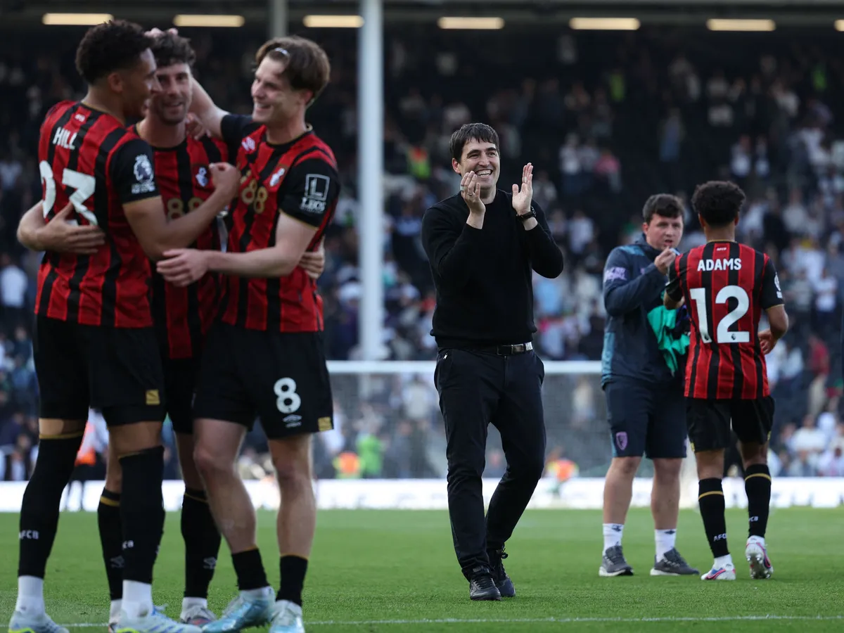 Bournemouth's Spanish manager Andoni Iraola (C) and his players celebrate on the pitch after the English Premier League football match between Fulham and Bournemouth at Craven Cottage in London on May 9, 2026. Bournemouth won the game 1-0. (Photo by Adrian Dennis / AFP) / RESTRICTED TO EDITORIAL USE. No use with unauthorized audio, video, data, fixture lists, club/league logos or 'live' services. Online in-match use limited to 120 images. An additional 40 images may be used in extra time. No video emulation. Social media in-match use limited to 120 images. An additional 40 images may be used in extra time. No use in betting publications, games or single club/league/player publications. / 