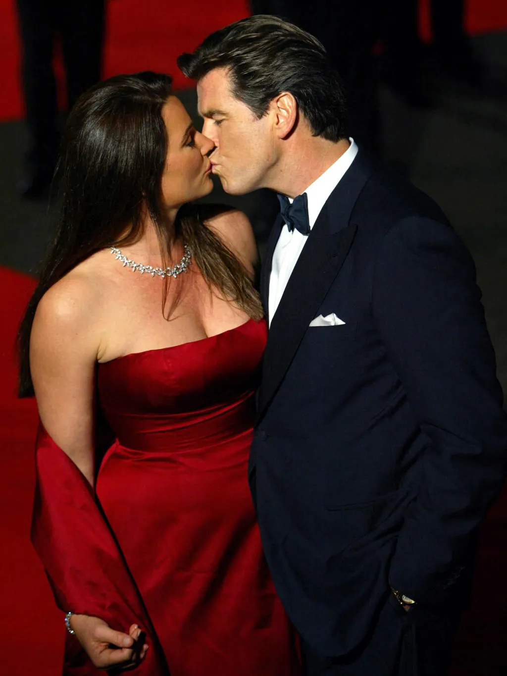 a születésnapos Pierce Brosnan, aszületésnaposPierceBrosnan, PierceBrosnan,      "James Bond" Pierce Brosnan kisses his wife Keely Shaye Smith arriving for the World Premiere of the James Bond movie "Die Another Day" at the Royal Albert Hall in London 18 