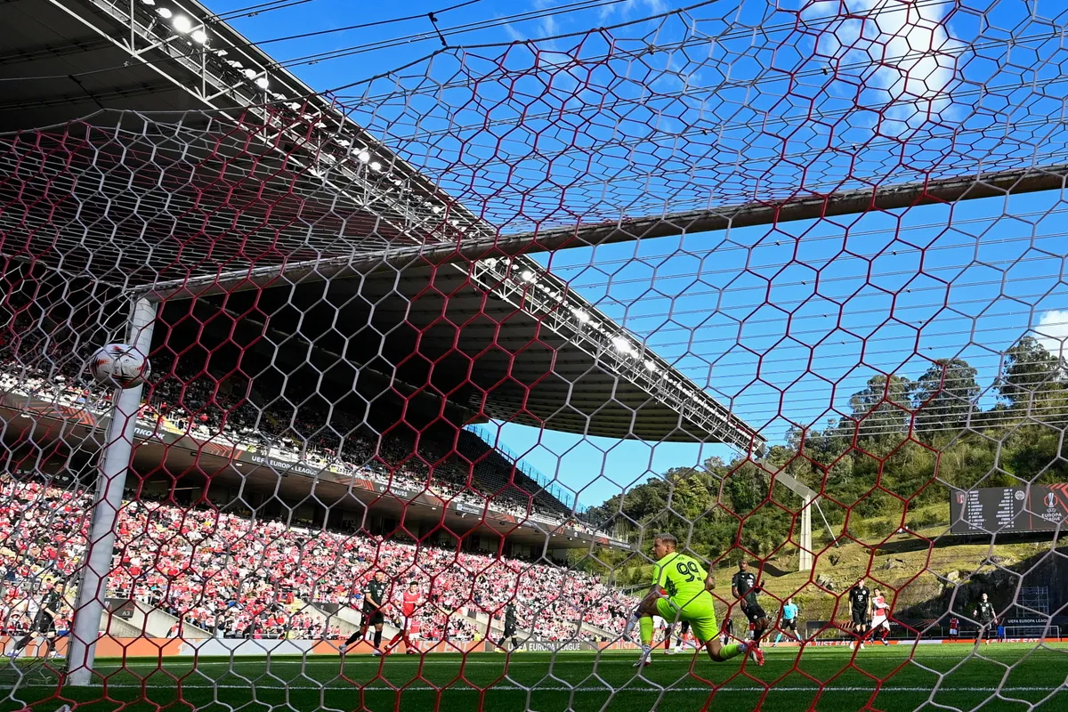 Braga, 2026. március 18.
A Braga negyedik gólja a labdarúgó Európa-liga nyolcaddöntőjében játszott SC Braga - Ferencvárosi TC visszavágó mérkőzésen a Braga Városi Stadionban 2026. március 18-án. A Ferencváros 4-0-s vereséget szenvedett, így 4-2-es összesítéssel elveszítette a párharcot és nem jutott a legjobb nyolc közé.
MTI/Bodnár Boglárka