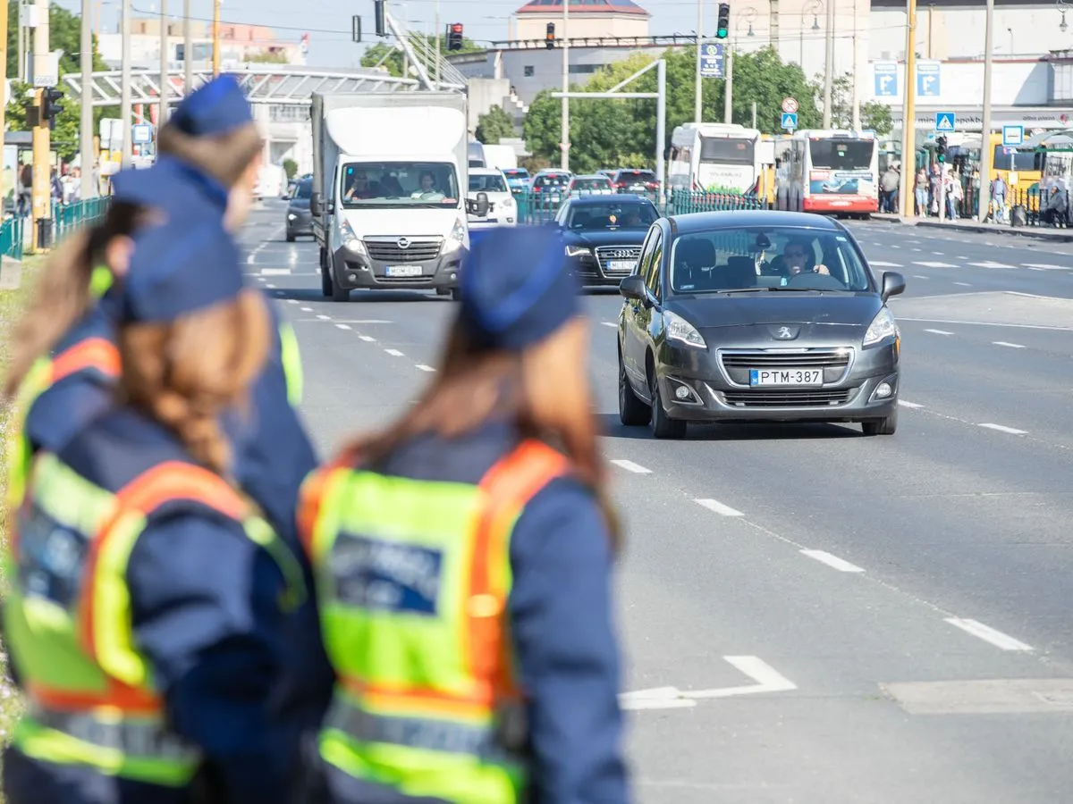 Drága feledékenység: sok autós belefut a KRESZ-ismeretek hiánya miatt a rendőri bírságba. Fotó: Fehér Gábor / Fejér Megyei Hírlap