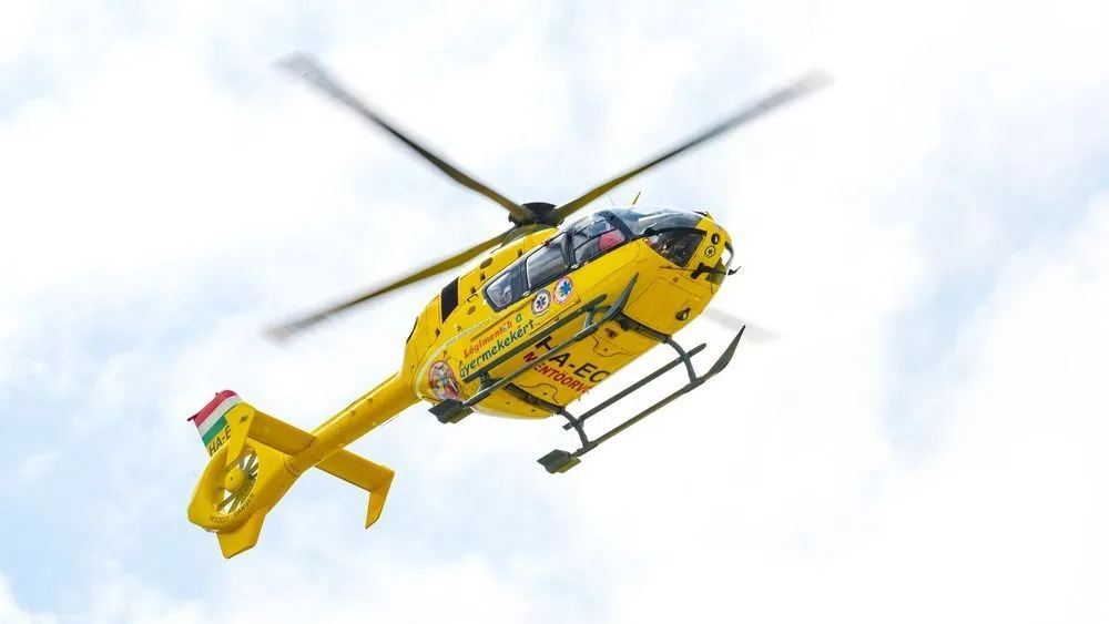 Mentőhelikopter érkezett a kislányhoz