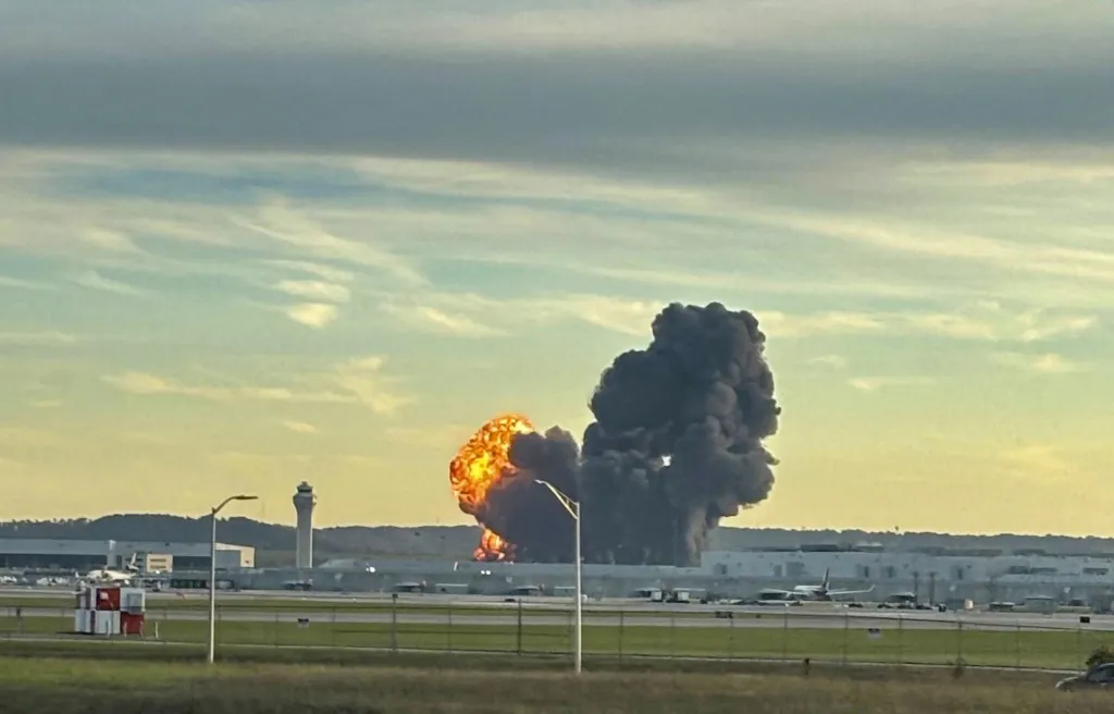 Füst és tűz a UPS teherszállító repülőgép 2025. november 4-i balesetének helyszínén a Kentucky állambeli Louisville-ben található Louisville Nemzetközi Repülőtér közelében. A repülőgép-balesetben 15 ember vesztette életét.