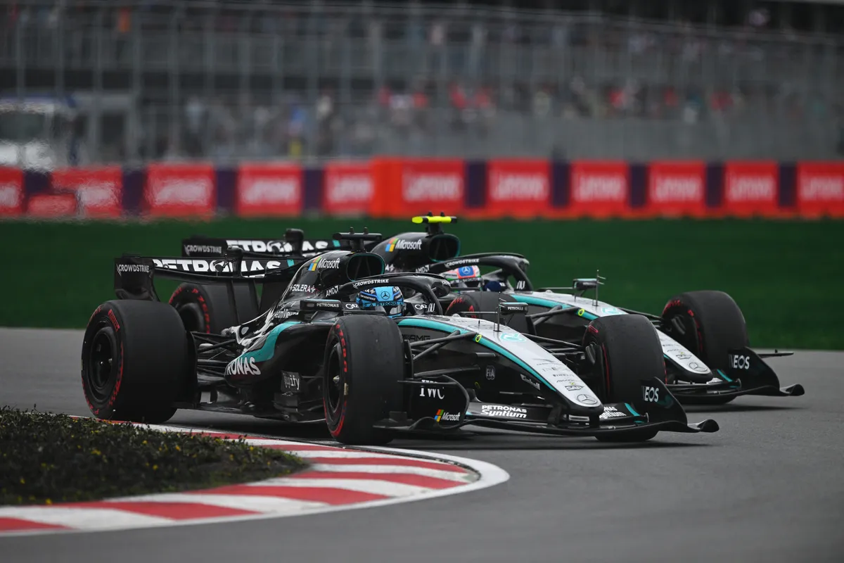 A Mercedes versenyzői, George Russell és Andrea Kimi Antonelli folyamatosan támadták egymást