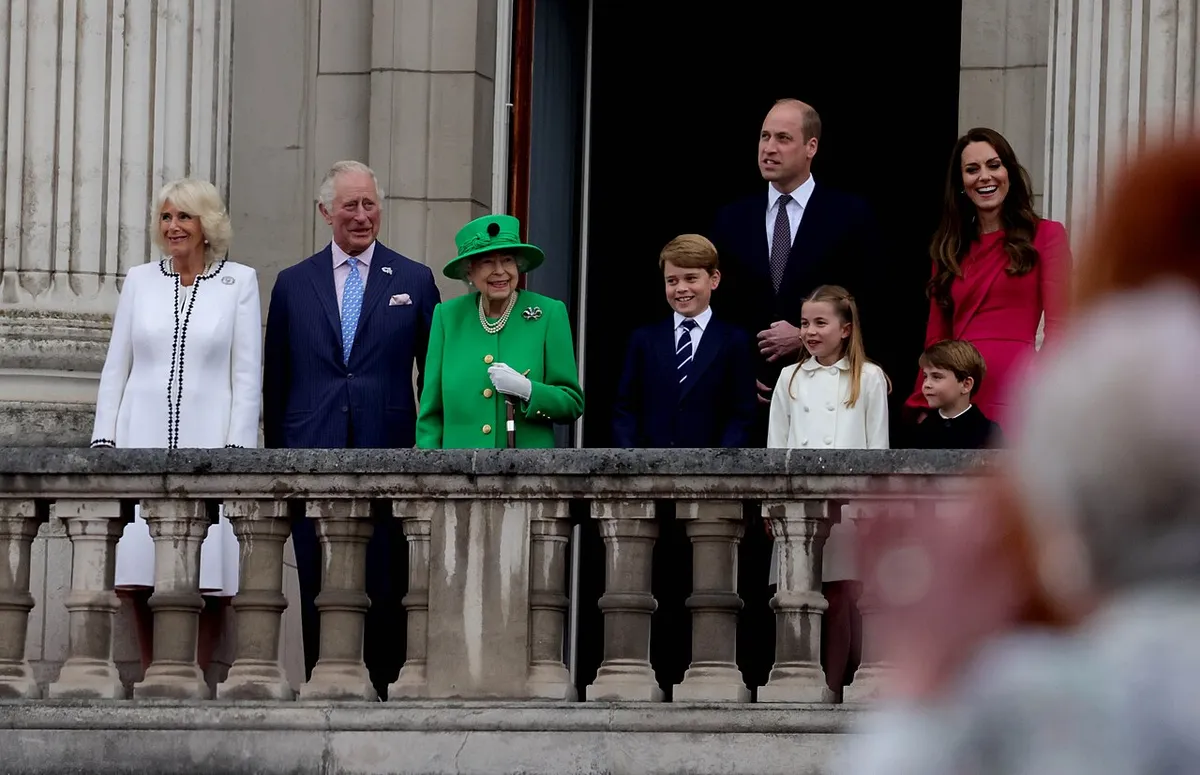 A királyi családdal a Buckingham-palota erkélyén a platinajubileumi felvonulást követően, 2022 júniusában.