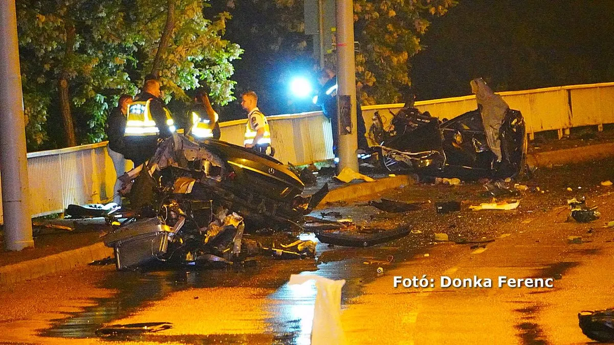 Halálos baleset a szegedi Bertalan hídon: egy száguldó autó a kandelábernek csapódott és darabok szakadt szét