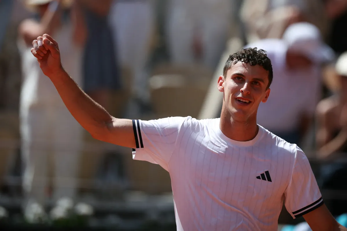 Argentina's Juan Manuel Cerundolo celebrates his victory against Italy's Jannik Sinner at the end of their men's singles match on day 5 of the French Open tennis tournament on Court Philippe-Chatrier at the Roland-Garros Complex in Paris on May 28, 2026. (Photo by Alain JOCARD / AFP)