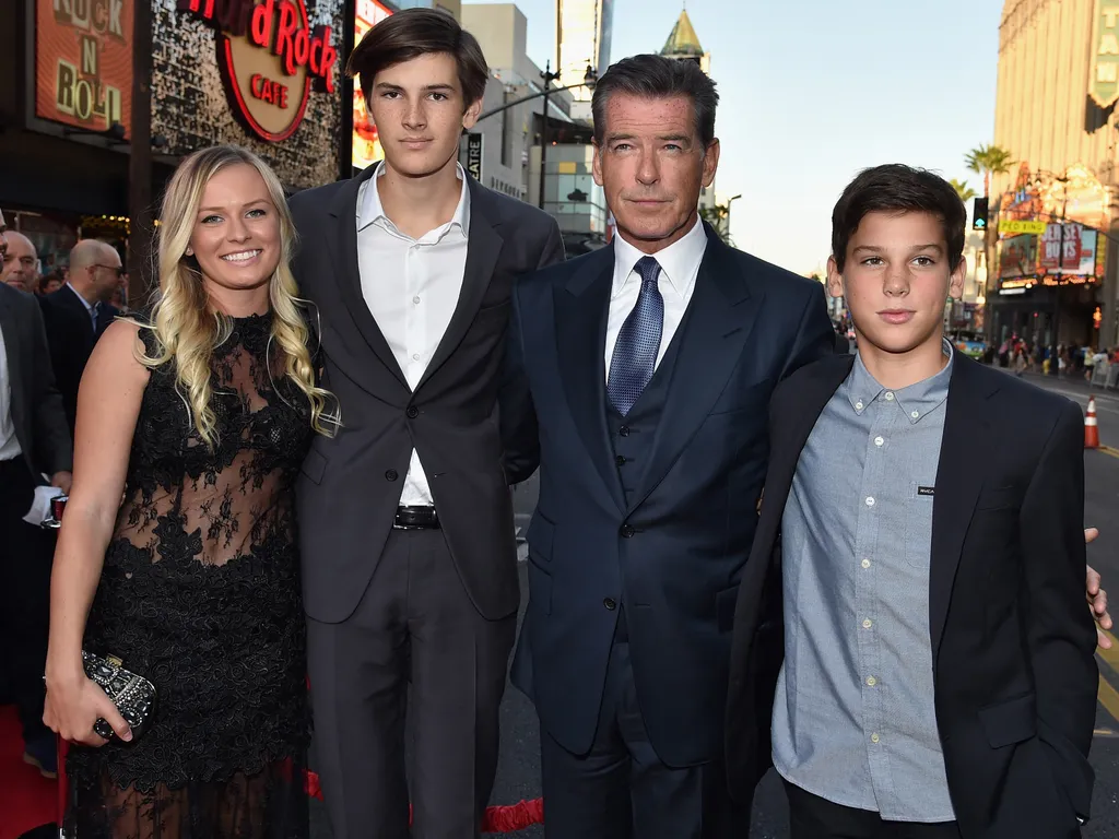 a születésnapos Pierce Brosnan, aszületésnaposPierceBrosnan, PierceBrosnan,      HOLLYWOOD, CA - AUGUST 13: Actor Pierce Brosnan and family arrive to the World Premiere of Relativity Media's "The November Man" at the TCL Chinese Theatre on August 13, 2014