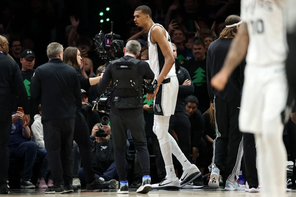 Az NBA hórihorgas sztárja, Victor Wembanyama a kiállítás sorsára jutott