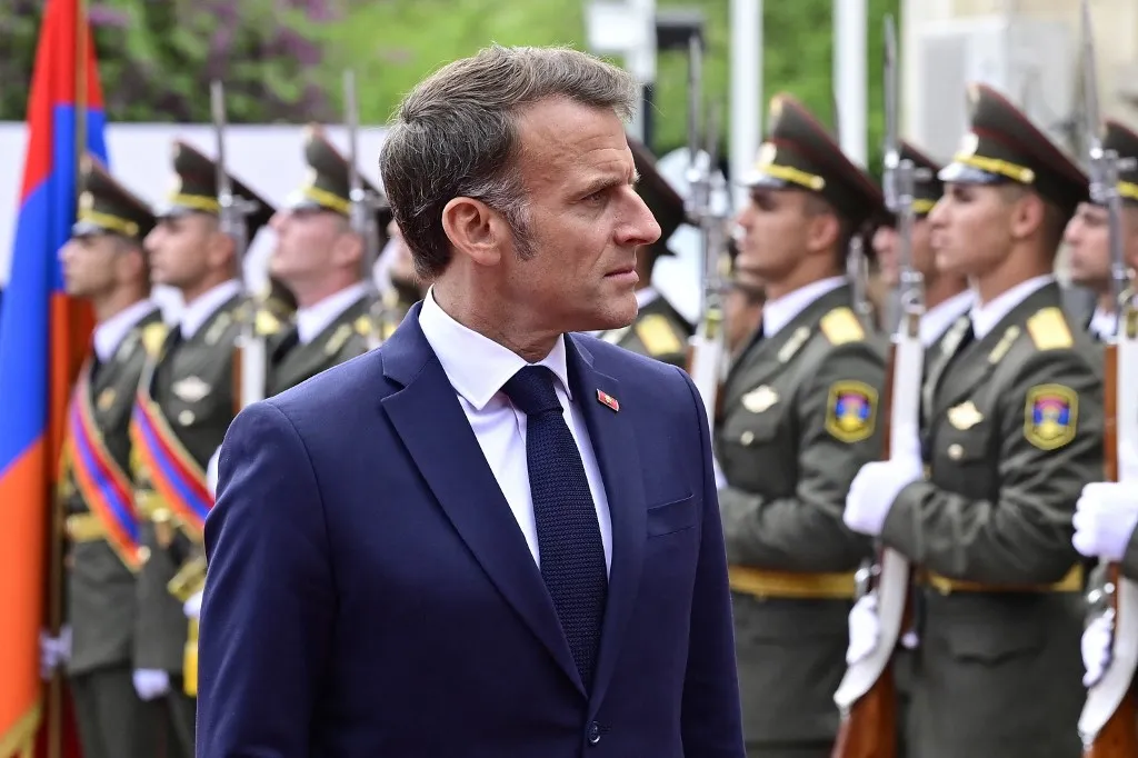 Emmanuel Macron zenés show-t csinált a jereváni hivatalos látogatásból