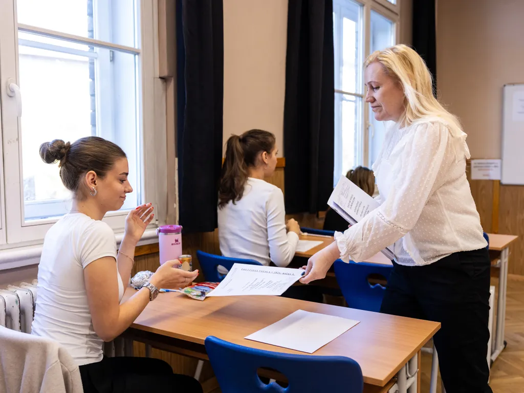 érettségi vizsga, magyar nyelv és irodalom írásbeli érettségi, érettségivizsga, magyarnyelvésirodalomírásbeliérettségi, az igazgatónő kérése, hogy más témájú cikkekhez ne használják majd fel a fotókat, kizárólag az érettségihez,