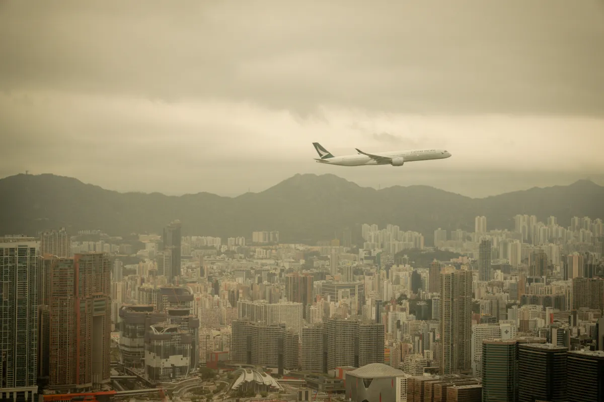 Hirtelen zuhanni kezdett egy repülő, a plafonnal csapódtak az utasok, 10 ember megsérült 2026. május 24-én vasárnap egy Hong Kongba tartó járaton erős turbulencia miatt (illusztráció)