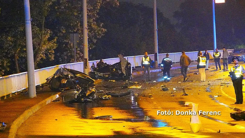 Halálos baleset a szegedi Bertalan hídon: egy száguldó autó a kandelábernek csapódott és darabok szakadt szét