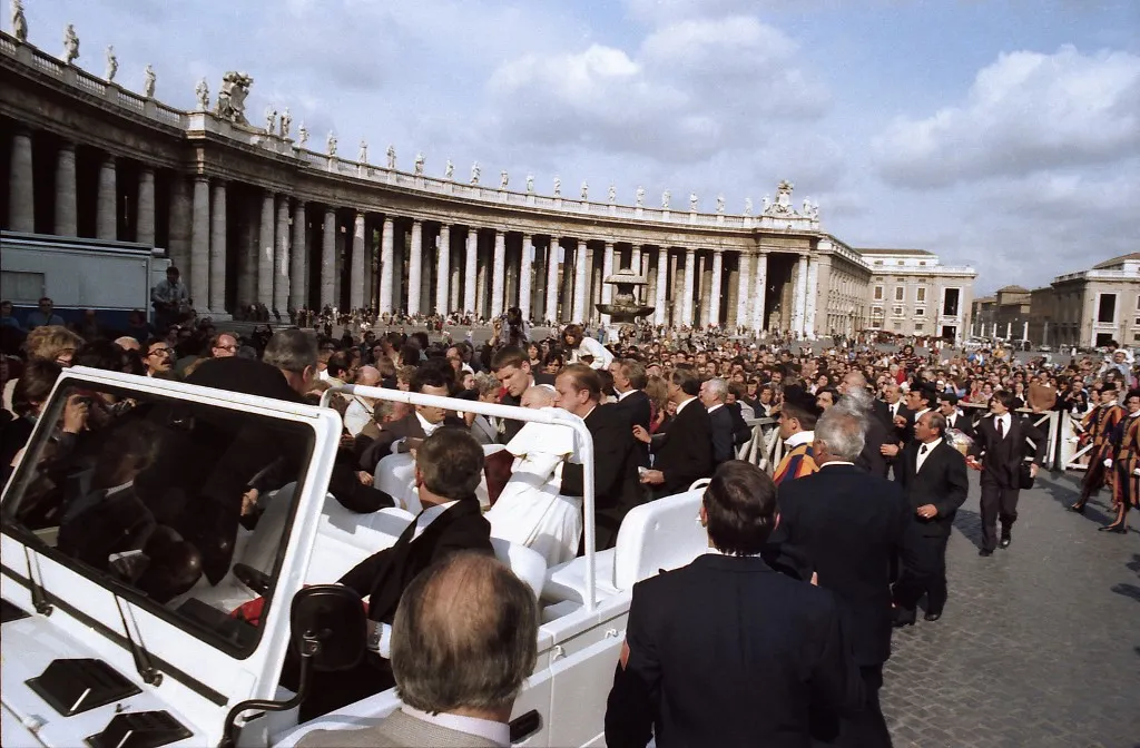 1981 május 13-án merényletet követtek el II. János Pál pápa ellen – a katolikus egyházfőre egy török állampolgár, Mehmet Ali Agca követte el, Pope John Paul II is helped by his bodyguards after being shot by Mehmet Ali Agca at St Peter's Square in Rome on May 13, 1981. The motive for the attack remains a mystery. (Photo by ARTURO MARI / VATICAN MEDIA / AFP) / RESTRICTED TO EDITORIAL USE - MANDATORY CREDIT "AFP PHOTO /VATICAN MEDIAS " - NO MARKETING - NO ADVERTISING CAMPAIGNS - DISTRIBUTED AS A SERVICE TO CLIENTS