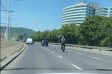 Hajmeresztő mutatványt vett fel egy autós az Árpád hídra menet