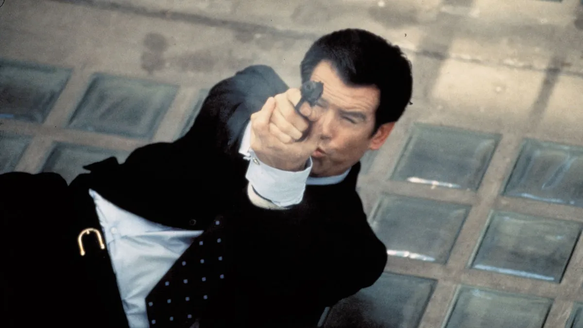 Pierce Brosnan A holnap markában című 1997-es Bond-filmben 1997; Tomorrow Never Dies. Original Film Title: Tomorrow Never Dies, PICTURED: PIERCE BROSNAN, Composer: David Arnold, Director: Roger Spottiswoode, IN CAST: Pierce Brosnan, Jonathan Pryce, Michelle Yeoh, Teri Hatcher, Ricky Jay, Gotz Otto, Desmond Llewelyn, Judi Dench