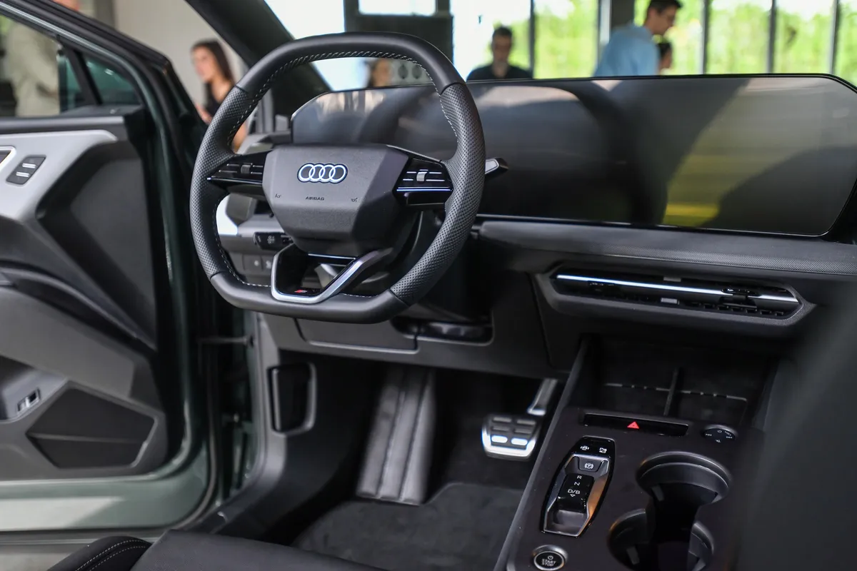 Egyre több a fizikai kapcsoló az Audi Q4 e-tron utasterében, s már a ChatGPT-vel is beszélgethetünk