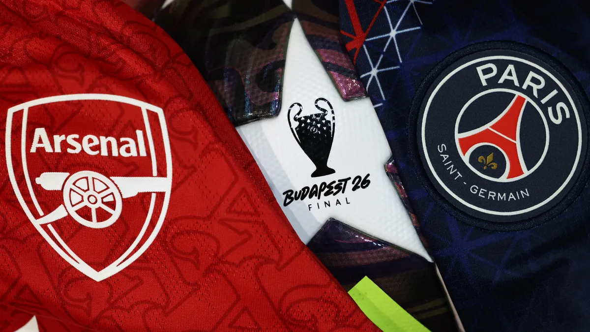 Ideiglenes forgalomkorlátozásokra kell készülni Budapest több pontján az UEFA Bajnokok Ligája döntője miatt, This photograph shows the badges on Paris Saint Germain (R) and Arsenal (L) football shirts in Paris on May 19, 2026. Paris Saint-Germain will play Arsenal in the UEFA Champions League final football match in Budapest on May 30, 2026. (Photo by FRANCK FIFE / AFP)