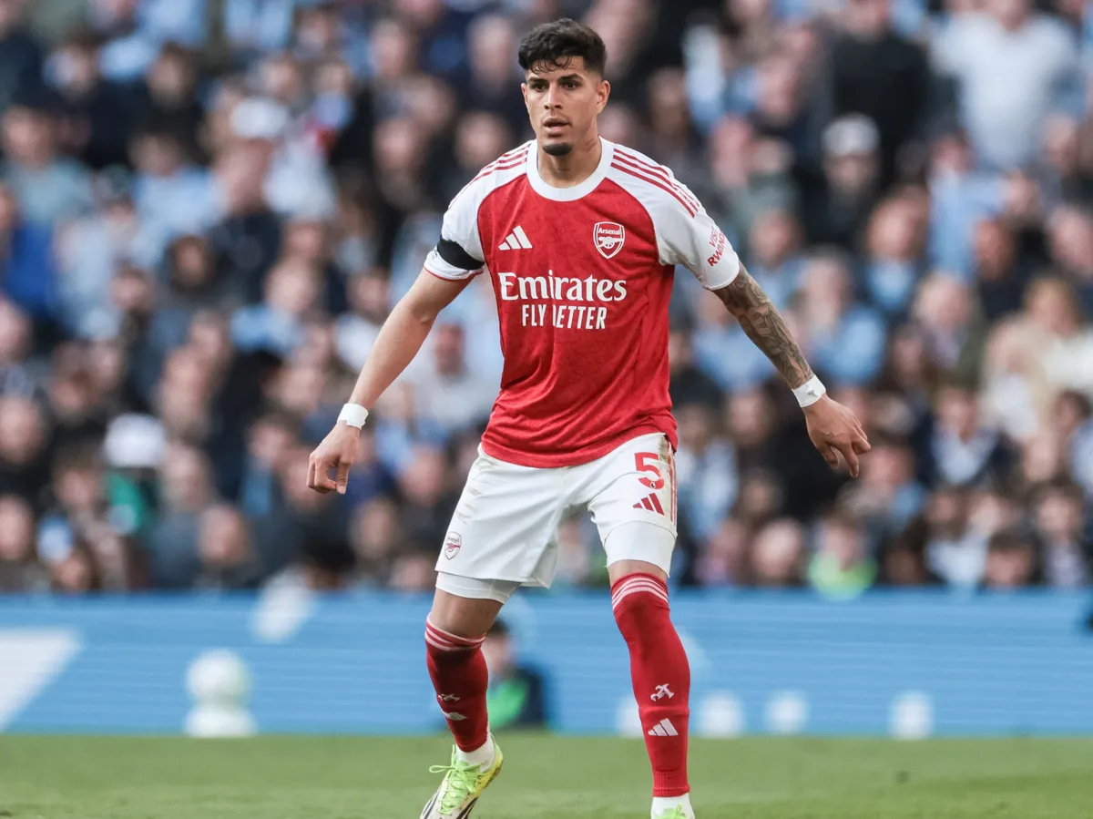 Pucér fenékkel csúszott végig a gyepen az Arsenal focistája, Piero Hincapié 