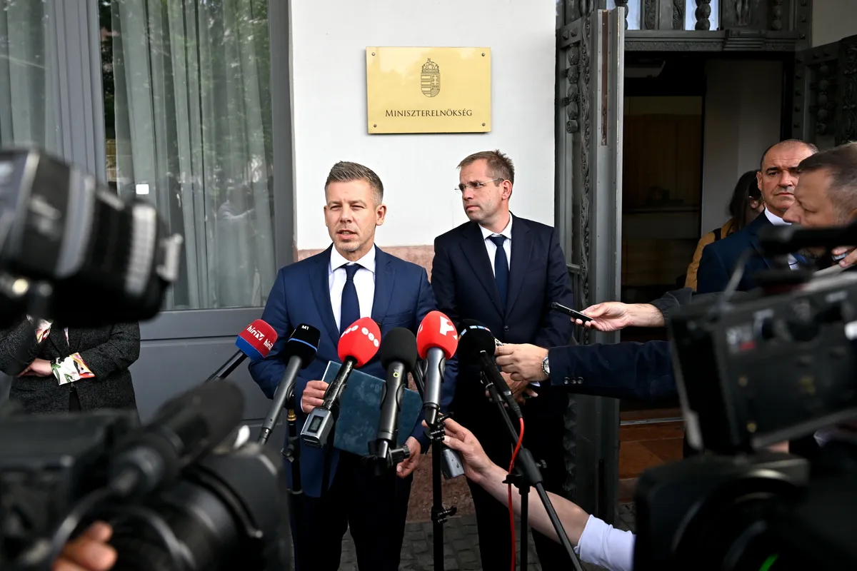 Budapest, 2026. május 14.
Magyar Péter miniszterelnök (b) a kormányzati átadás-átvétel után tartott sajtótájékoztatón a korábbi Miniszterelnökség épülete előtt 2026. május 14-én. Jobbról Ruff Bálint, a Miniszterelnökséget vezető miniszter.
MTI/Hegedüs Róbert