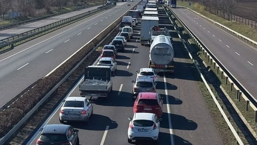 Tömegkarambol miatt áll az M1-es (illlusztráció)