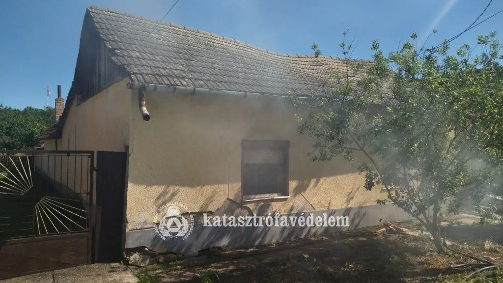 Sűrű, fekete füst gomolygott a felgyújtott házból Magyarbánhegyesen